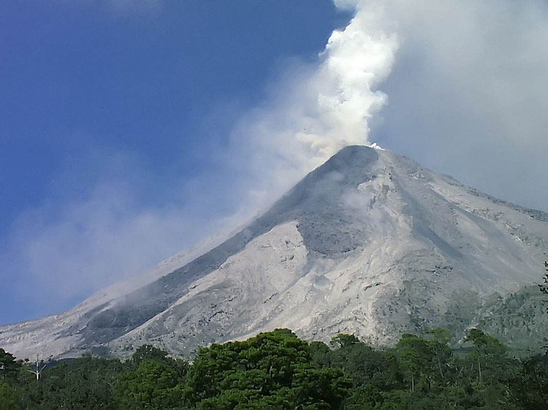 Fuego de Colima, lava flow and ash plume, December 17, 1998. (José Luis Macías)